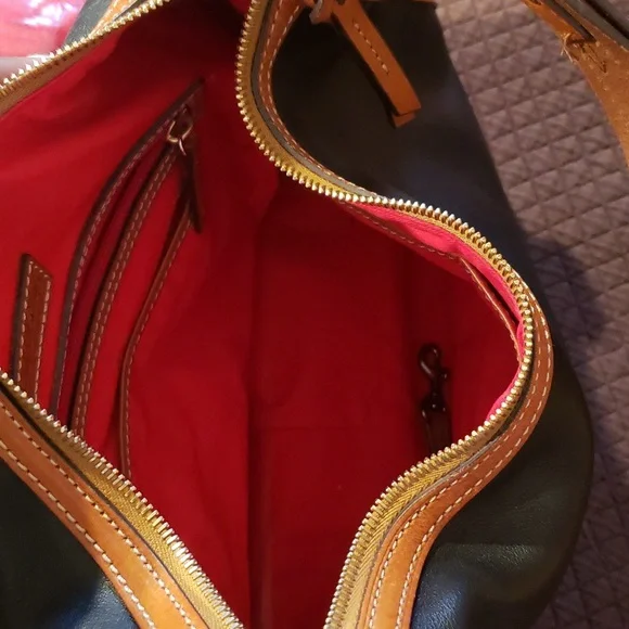 Dooney & Bourke black hobo shoulder bag.. EXCELLENT! - Picture 8 of 16